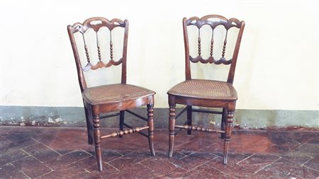 Serie di cinque sedie in noce metà del XIX secolo schienale sagomato mosso...