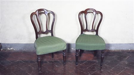 Serie di otto sedie in mogano metà del XIX secolo schienale a corolla, gambe...