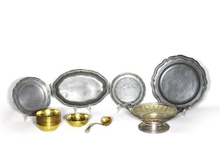 Lotto di oggetti in peltro e metallo tra cui due vassoi, serie di sei...