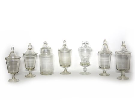 Sei vasi da farmacia in vetro soffiato XIX secolo realizzati come coppe di...