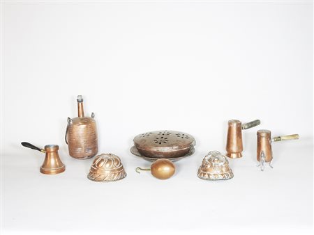 Lotto di oggetti in rame XIX secolo tra cui due stampi da budino, uno...
