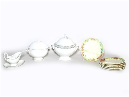 Lotto di porcellane e terraglie d’epoca tra cui due zuppiere, una salsiera...