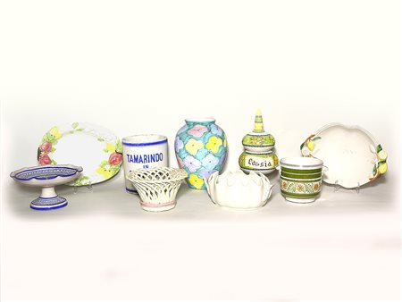 Lotto di oggetti in ceramica smaltata tra cui alcuni vasi