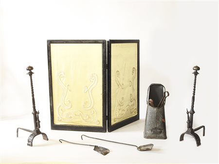 Lotto di oggetti da camino un parafuoco, una coppia di alari e numerosi attrezzi