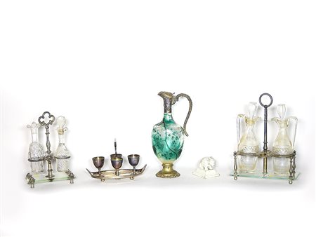 Lotto di oggetti da tavola d'epoca tra cui due oliere, un versatoio, un set...