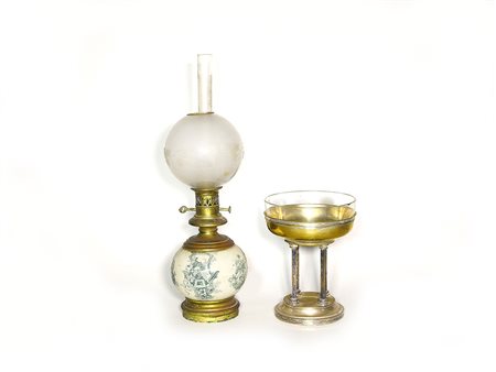 Lotto di curiosità inizio del XX secolo alzata in metallo argentato sorretta...