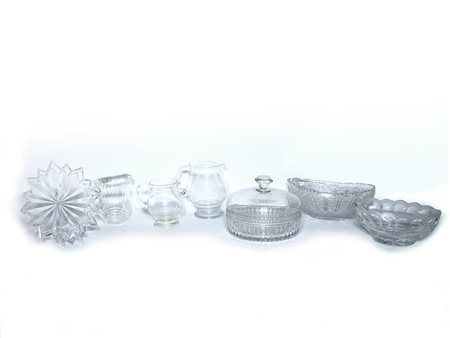 Lotto di oggetti in cristallo tra cui una grande coppa con coperchio e due...