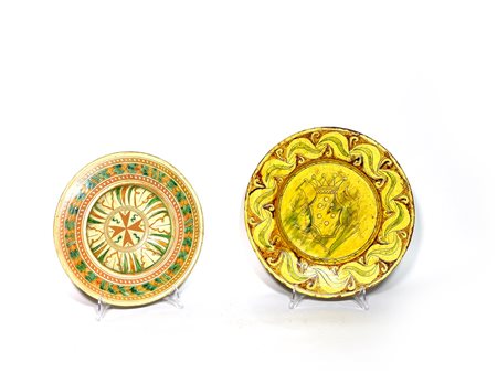 Due piatti da parata in terracotta smaltata inizio del XX secolo uno centrato...