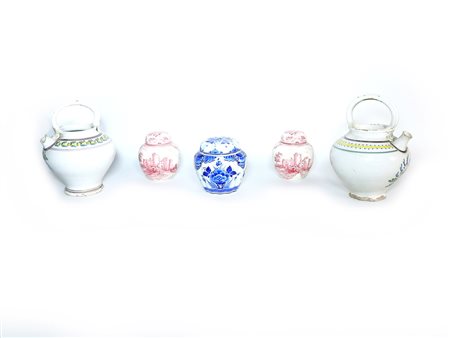 Lotto XIX secolo due versatoi in terracotta smaltata e tre scatole da te in...