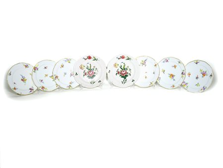 Serie di sei piatti in porcellana XIX secolo dipinti con motivi floreali...