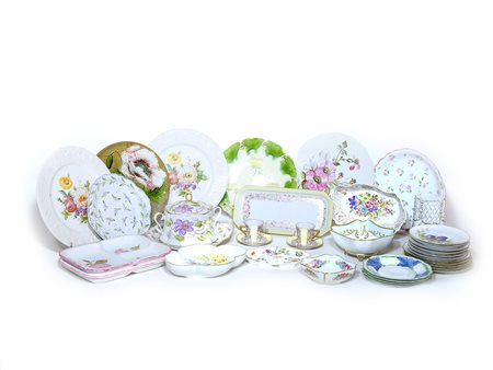 Grande lotto di oggetti in porcellana decorati con motivi floreali, tra cui...