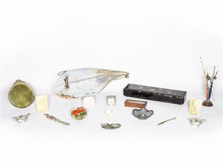 Lotto di curiosità tra cui una coppia di saliere in argento, un press papier...