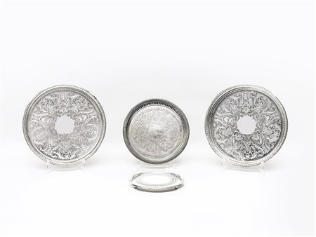 Coppia di vassoi metallo argentato ed uno simile (3)