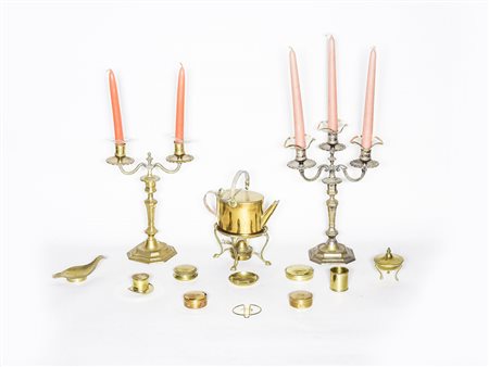 Lotto di oggetti in ottone e metallo dorato tra cui due candelabri, alcune...