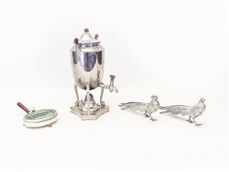 Lotto di oggetti in metallo argentato tra cui un samovar, una coppia di...