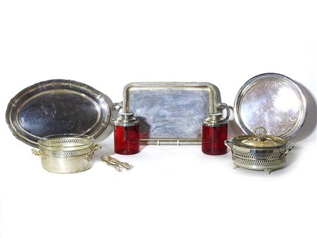 Lotto di oggetti in sheffield tre vassoi, due legumiere rotonde ed una coppia...