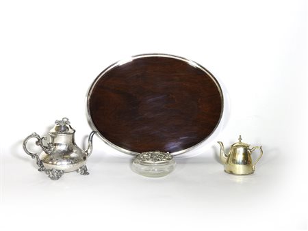 Lotto di oggetti in sheffield tra cui una guantiera ovale con fondo in mogano...