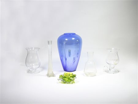 Lotto di oggetti in vetro tra cui un vaso in vetro soffiato blu iridescente,...