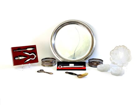 Lotto vassoio rotondo in metallo argentato, serie di piattini ed un...