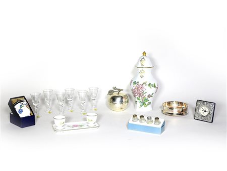 Lotto contenitore in metallo argentato a forma di mela, cuociuova in...