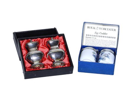 Lotto coppia di saliere inglesi in metallo argentato e coppia di cuociuova in...