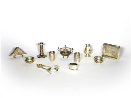 Lotto di ninnoli in argento tra cui una zuccheriera e due bicchierini gr 685