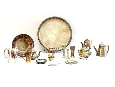Grande lotto di oggetti in metallo argentato tra cui alcune teiere,...