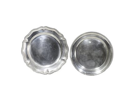 Due vassoi rotondi in argento uno con bordo sagomato ed uno a palmette gr 1455