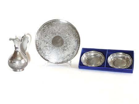 Lotto di oggetti in metallo argentato vassoio rotondo, caraffa e coppia di...