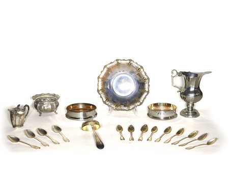 Lotto di argenteria un cestino, un ramaiolo, due sottobottiglia in legno e...
