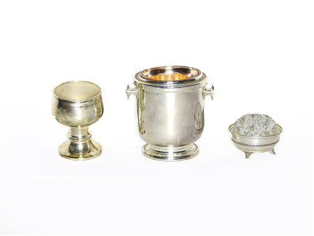 Lotto di oggetti in metallo argentato un rinfrescatoio, una coppa ed un...