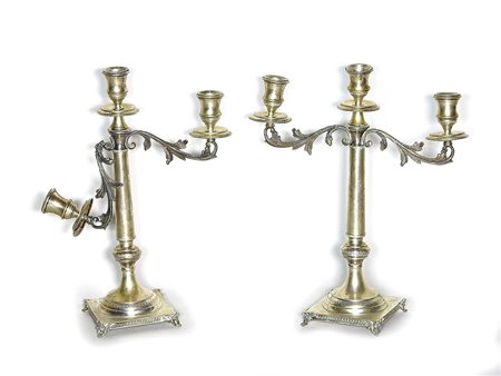 Coppia di candelabri in argento tre bracci portacandele, base appesantita,...