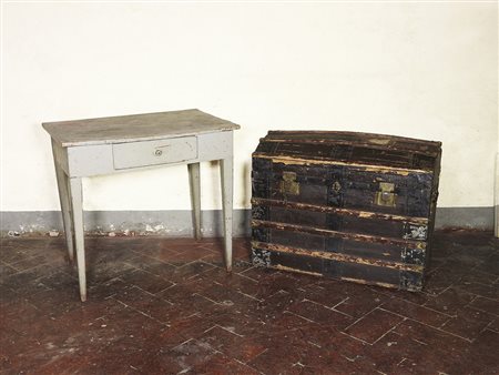 Lotto di arredi un tavolino, tre sedie ed un vecchio baule (5)