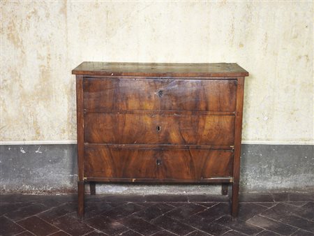 Cassettone impiallacciato in piuma di noce XIX secolo fronte dritto a tre...