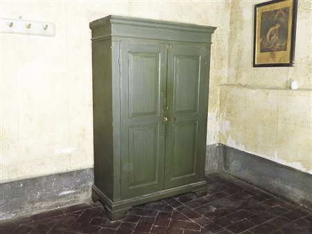 Piccolo armadio in legno laccato verde cappello modanato, fronte dritto a due...