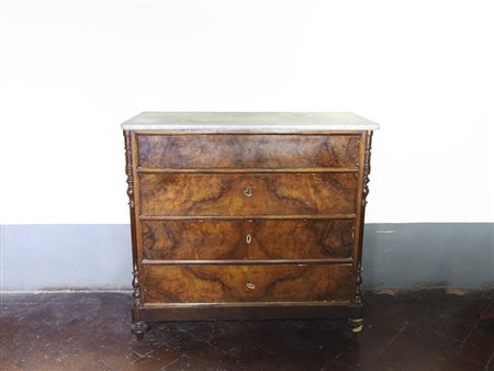 Cassettone impiallacciato in noce e radica di noce seconda metà del XIX...