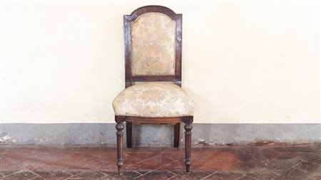 Serie di cinque sedie in noce XIX secolo schienale centinato, gambe anteriori...