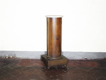 Comodino a colonna in mogano metà del XIX secolo piano in marmo, base...