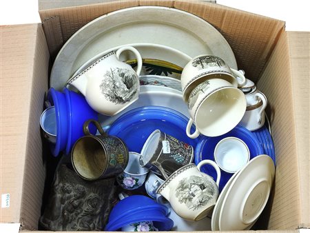 Grande lotto di oggetti in porcellana tra cui alcuni vecchi ferri da stiro,...