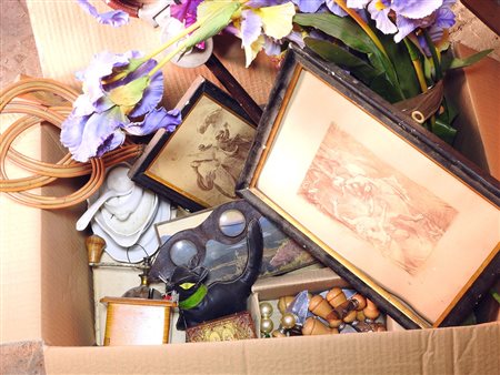 Grande lotto di curiosità d'epoca contenuto in uno scatolone