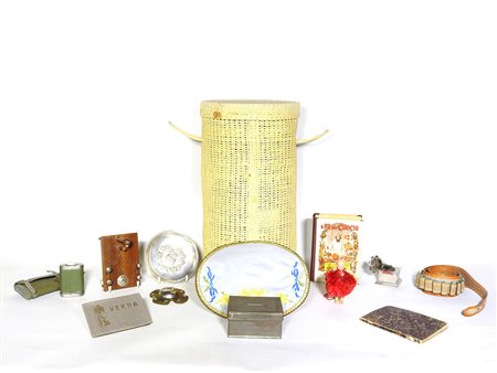 Grande lotto di curiosità d'epoca contenuto in una cesta cilindrica