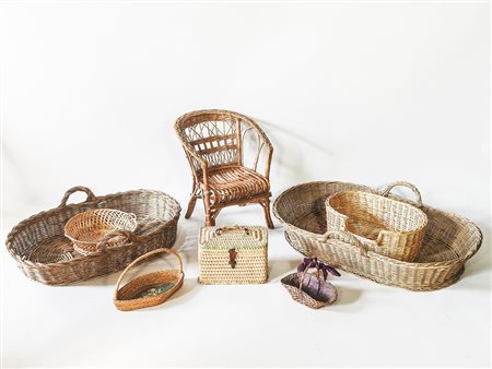 Lotto di cesti e cestini tra cui una seggiolina da bambino