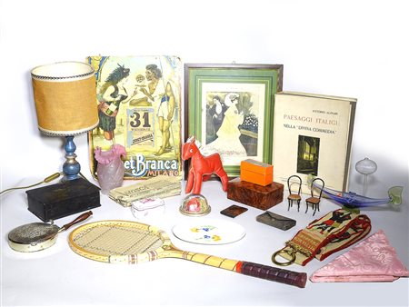 Grande lotto di curiosità d’epoca contenute in uno scatolone