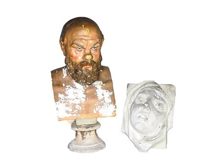 Lotto busto maschile in gesso policromo e placca ad altorilievo in gesso...