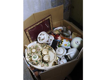 Grande lotto di curiosità d’epoca contenute in uno scatolone