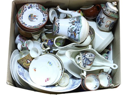 Grande lotto di oggetti in porcellana di varie fogge e decorazioni, contenuti...