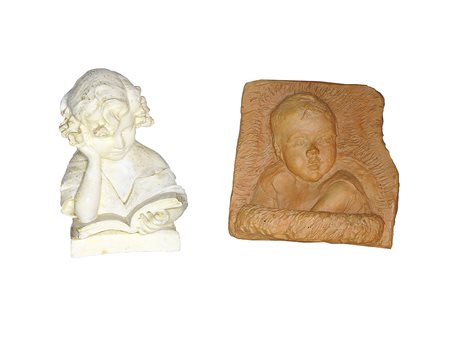 Lotto busto in gesso raffigurante un bambino in lettura e placca in...