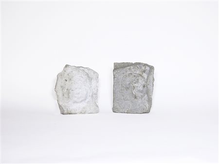 Due placche a bassorilievo fine del XIX/inizio del XX secolo una in marmo...