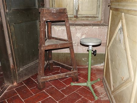 Una base porta sculture da atelier in legno piano rotondo su alte gambe a...