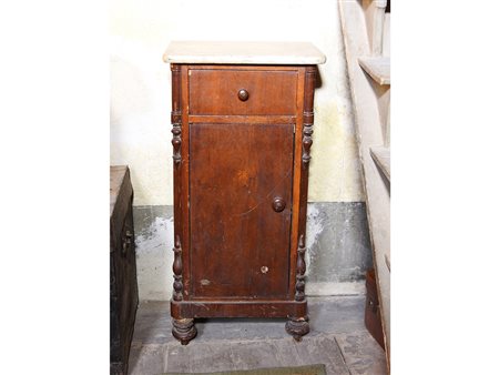 Comodino impiallacciato in noce XIX secolo piano in marmo bianco, fronte...